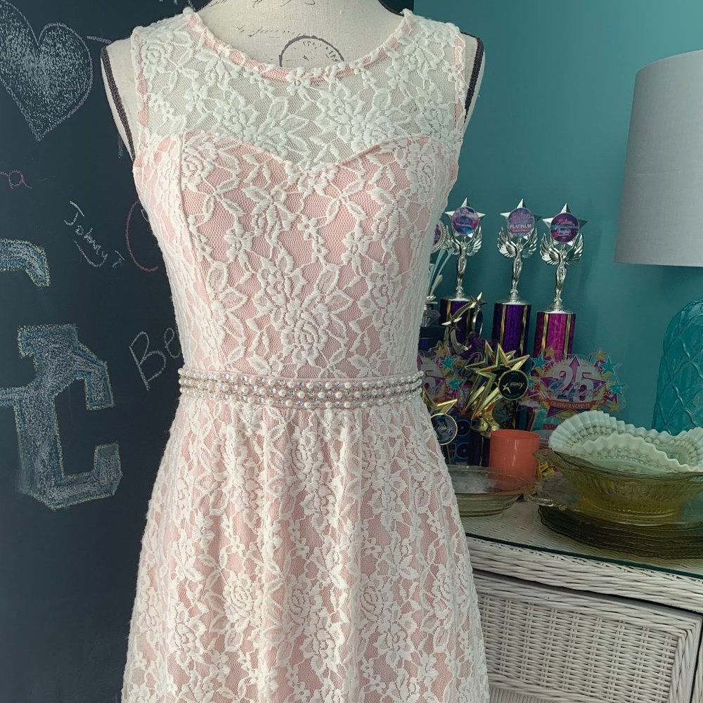 Juniors Cream Colored Lace Sleveless Dress